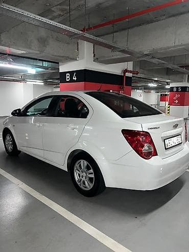 07 masin sekilleri: Chevrolet Aveo sedan – ağ rəng, 4 qapı, kompakt və qənaətcil şəhər — 3