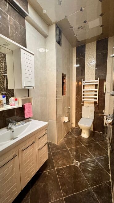 элитные 3 комнатные квартиры: Geniş və zövqlü interyerə malik mənzil. - Böyük qonaq otağı: tavan — 1