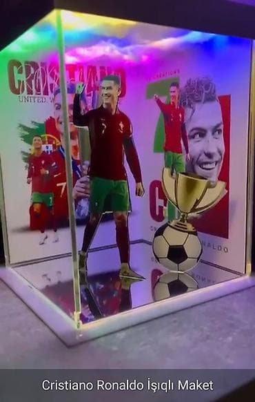 idmana aid şəkil: Şəffaf akril qutuda, daxili işıqlandırması olan futbolçu Osimehnin — 10