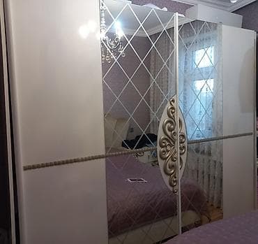 Ağ rəngli sürgülü qapılı garderob şkaf - Klassik dizayn: Ön fasadda