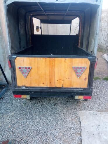 Yükdaşıma üçün üçtəkərli motosiklet (trisikl) - Ön hissədə faralı və