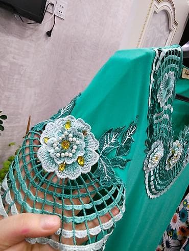 8 mart gulleri: Zümrüd yaşıl rəngdə qadın bluzası - Model: qısaqoll, düz kəsim - — 2