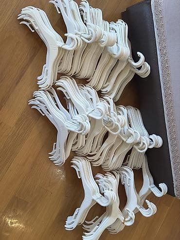 150 ədədi -22AZN 1 ədədi -0.15 AZN Plastik uşaq asılqanları – — 2