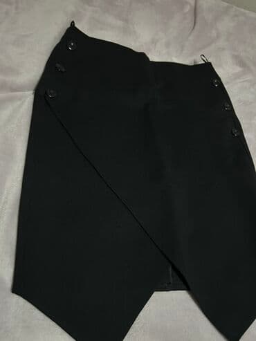 Qara ətək – asimmetrik dizayn - Rəng: qara - Kəsim: öndən üst-üstə