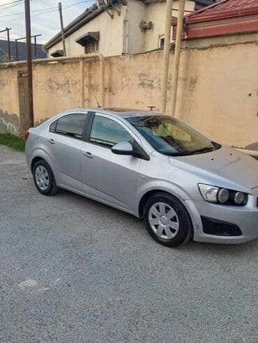 qadın üçün maşınlar: Chevrolet Aveo: 1.4 l | 2012 il 193600 km Sedan — 6