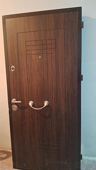 Seyf qapı bəzi kəsilib çıxardılıb zamoku zədəlidir kilidə düşmüşdü