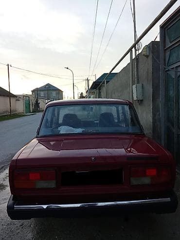 VAZ 2107, qırmızı rəng, sedan kuzov Xüsusiyyətlər: bez krasqa bez — 2