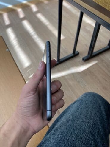 sert disk: IPhone 11, Qara, Face ID — 2