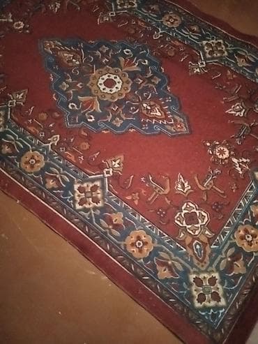 qırmızı xalca: Qırmızı əsaslı, Şərq üslublu xalça - Dizayn: Mərkəzdə çoxbucaqlı göy — 1