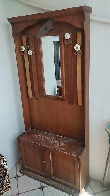 Masa və oturacaqlar 
Televizor altlığı 
Paltar asmaq üçün qarderob — 1