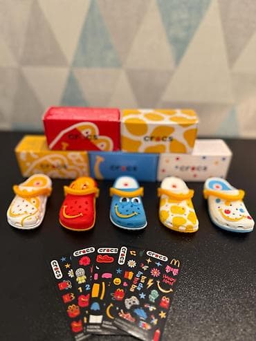 Məhsul: Mini “Crocs” kolleksiya fiqurları və stikerlər dəsti Qutu — 2