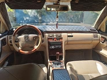 maşin niva: Mercedes-Benz E‑Class (W210) sedan, qara rəng. Xüsusiyyətlər: - — 6