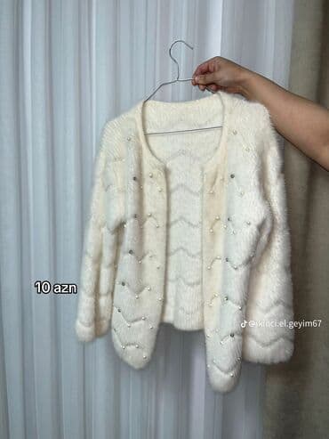 jaketlər instagram: Ağ rəngli, tüklü toxumalı qısa kardiqan. Açıq, düyməsiz modeldir. Ön — 1