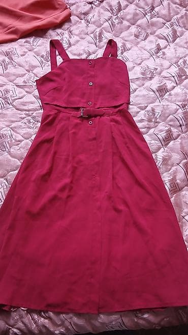 Qadın paltarı – çiyin askılı, kəmərli, düyməli model. - Rəng: tünd