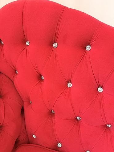 Lejankalar, şezlonqlar: Qırmızı şezlonq/çarşaflı divan - Klassik “chesterfield” üslubunda — 3