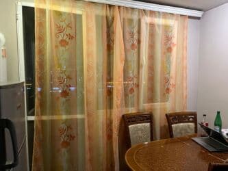 Müxtəlif naxışlı və rəngli pərdələr tək və cüt olanlar var