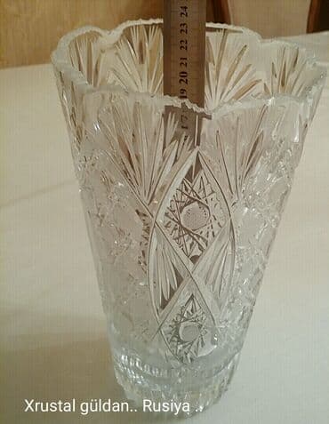 Xrustal güldan. İşlənməyib. Yaxşı görünüşü var. 35 manat