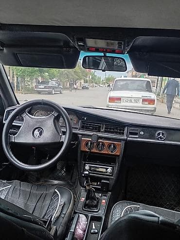 Mercedes-Benz 190: 2 l | 1986 il Sedan — 7