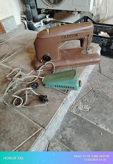 Xarkiv (ХАРКІВ) elektrik tikiş maşını - Retro dizaynlı, stolüstü