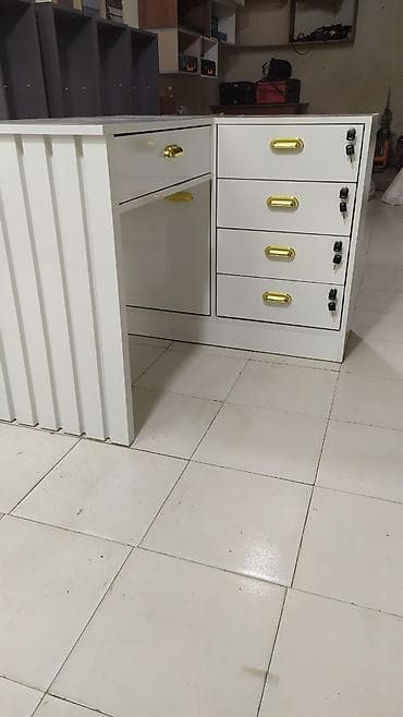 stol uzu: Açarla kilidlənən çekmecəli iş masasının modulu - Rəng: ağ (qızılı — 2