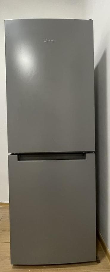 Alt qapılı, iki kameralı soyuducu (inox/boz rəng). - Üst bölmə: geniş
