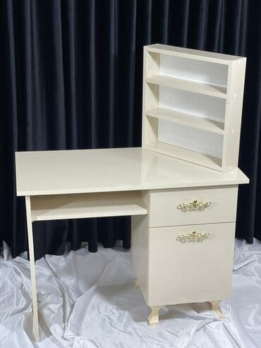 taxta panel: Düz masa, Stulsuz, Polkalı, Siyirməli, Sadə laminat — 1