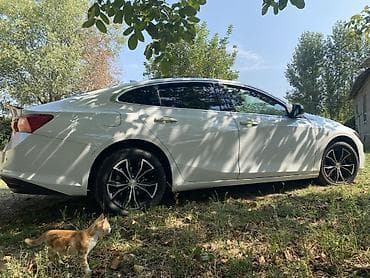 luaz satilir: Chevrolet Malibu sedan – ağ rəng, zərif və dinamik dizayn — 5