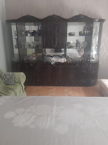 Klassik üslubda iri ölçülü vitrinli bufet - Material: tünd rəngli
