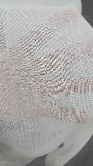 sadə pərdələr: Ağ, şəffaf tül pərdə, otağa zəriflik və işıq qatır. Yüngül toxuması — 2