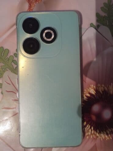 Smartfon – açıq yaşıl rəngdə, arxa tərəfdə üç modullu kamera bloku və