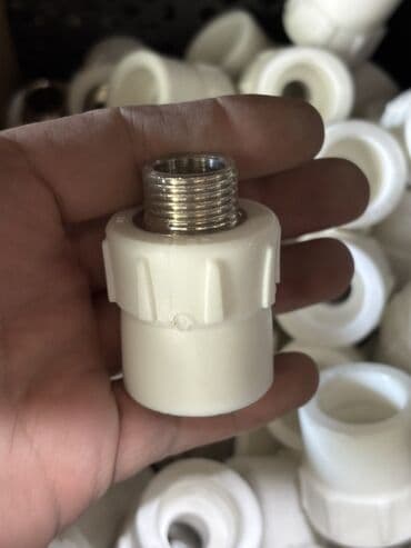 tikinti material: Ağ rəngli, metal dişli adapter. Bu adapter, boru sistemlərində — 3