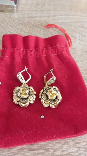 azərbaycanda qızılın qiyməti 2022: Sirqalar.Bijuteriyadir qizil deyil amma qizildan hec secilmir.Uzuyu — 1