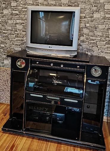 Düz TV altlığı, Polkalı, Şüşəli