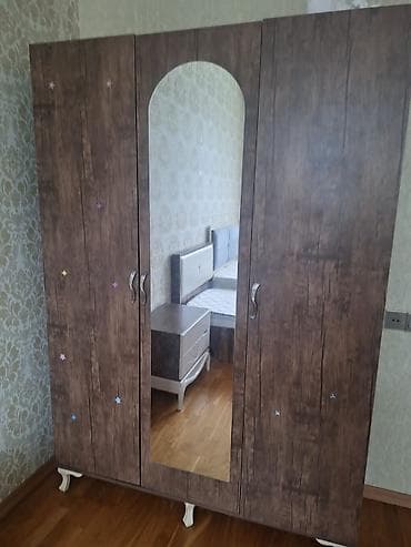 stik: 3 qapılı, Güzgülü, Qəhvəyi, Taxta, Açılan, Düz dolab — 1