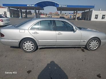 mitsubishi lancer evolution: Mercedes-Benz E‑Class W210 sedan - Kuzov: sedan, gümüşü rəng - — 3