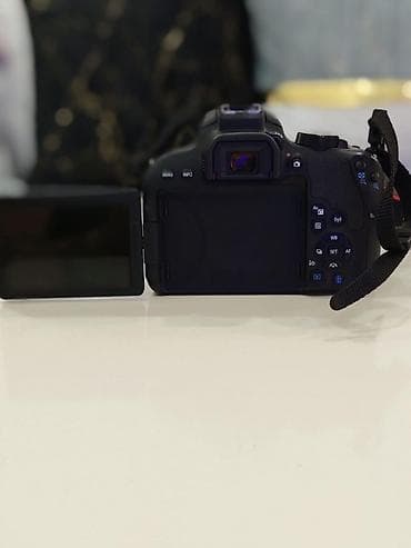 deri çanta: Canon EOS 800D DSLR fotoaparat + EF-S 18-55mm f/4-5.6 IS STM obyektiv — 2