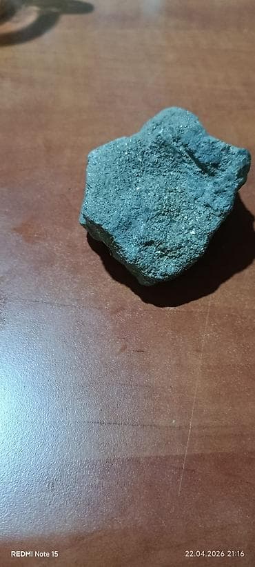 dekor kafeller: Məhsul: Parlaq inklüziyaları olan təbii daş nümunəsi Təsvir: - Qatı — 4