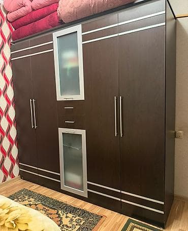 Geniş həcmli yataq otağı dolabı - Material: tünd ağac teksturalı — 1