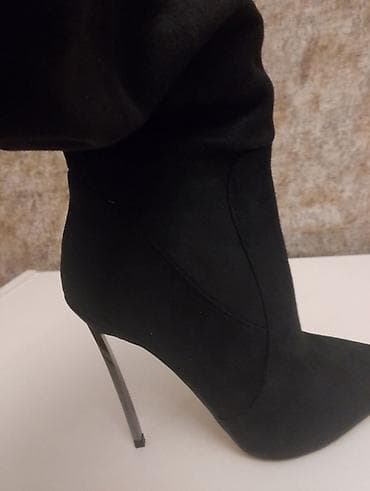 Qadın dizə qədər qara çəkmə - Model: sivri burunlu, incə metal lalafo.az -da Qadın dizə qədər qara çəkmə - Model: sivri burunlu, incə metal