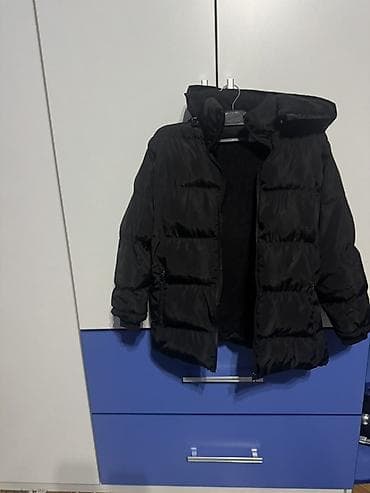 Qara rəngli şişmə qış gödəkçəsi - Model: kapüşonlu, ön hissədə tam