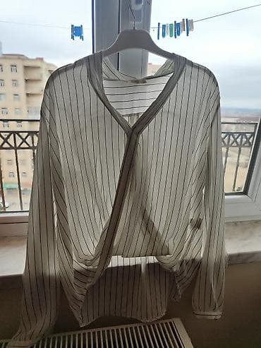 Alt paltarı: Şeritli qadın bluz - Rəng: ağ üzərində nazik qara şaquli zolaqlar - — 4