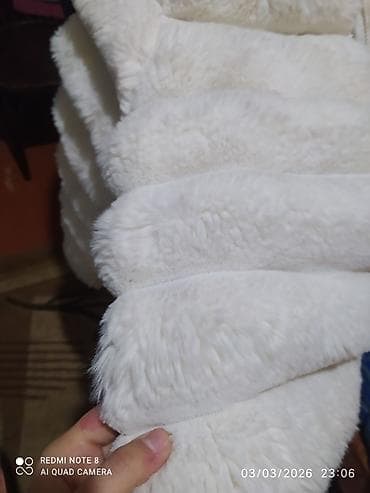 Kürklər: Ağ rəngli kürk qısa,az geyinilib — 2