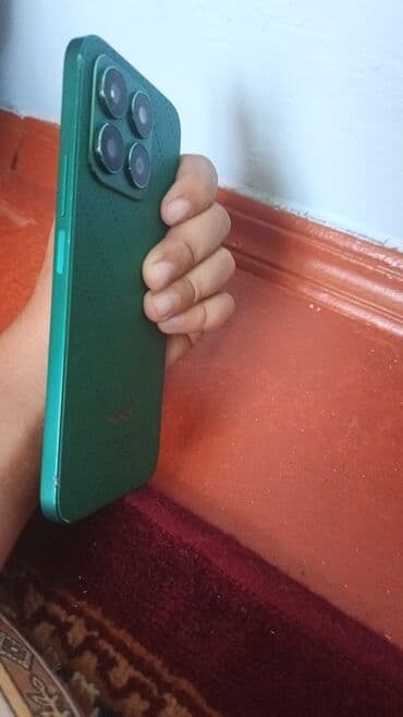 ikinci el playstation 4 oyunları: Yaşıl rəngli smartfon, tək əldə rahat istifadə üçün nəzərdə tutulmuş — 2