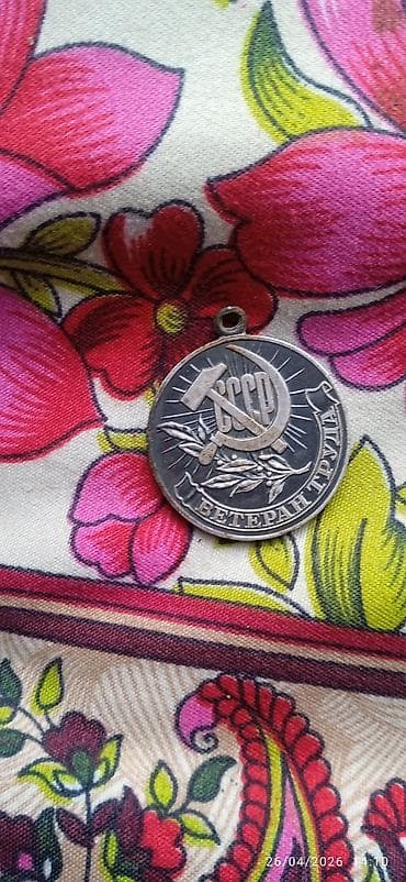USSR “Veteran Truda” medalı - Ön tərəfində oraq-çəkic emblemi, “СССР”