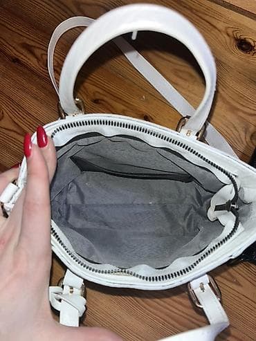 deri sumka: Guess qadın çantası – ağ rəng, all-over loqo printli. Xüsusiyyətlər — 3