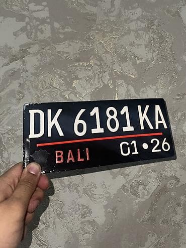 dekor herfler: Bali nömrə nişanı – dekorativ lövhə - Üzərində “DK 6181 KA” yazısı — 1