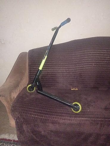 Freestyle skuter - Rənglər: qara gövdə, neon-yaşıl detalları və