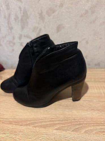 botinki: Qadın üçün bordo stiletto

- Material: zamuj
38 numara — 2