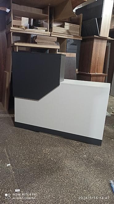 Resepsiyon/qarşılama masası - Müasir dizayn: asimmetrik formaya