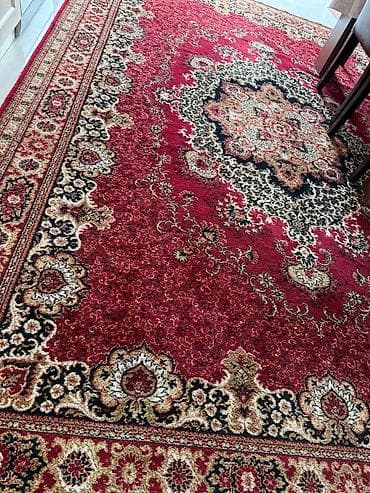 Şərq üslublu klassik xalça - Rəng palitrası: dərin qırmızı fon, krem